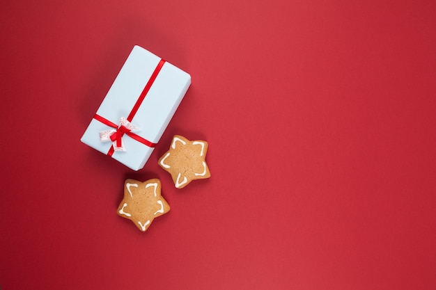 Galletas navideñas en forma de estrellas y caja de regalo