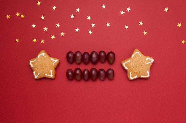 Galletas navideñas en forma de estrellas y uvas