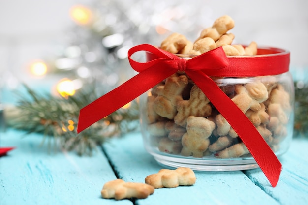 Galletas navideñas con forma de osos en el banco