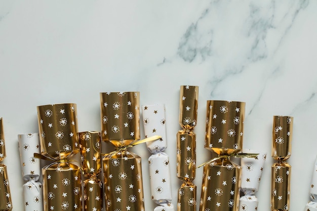 Galletas navideñas Galletas festivas doradas de lujo sobre un fondo de mármol