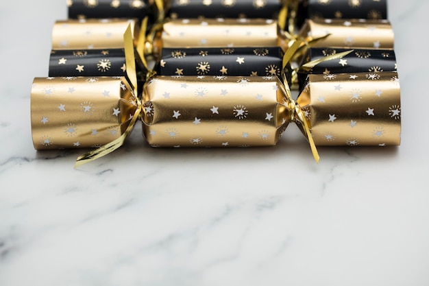 Galletas navideñas Galletas festivas doradas y negras de lujo sobre un fondo de mármol