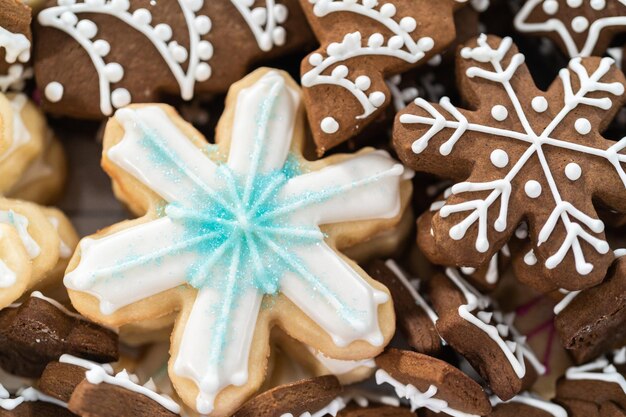 Galletas navideñas de jengibre y azúcar con royal icing.