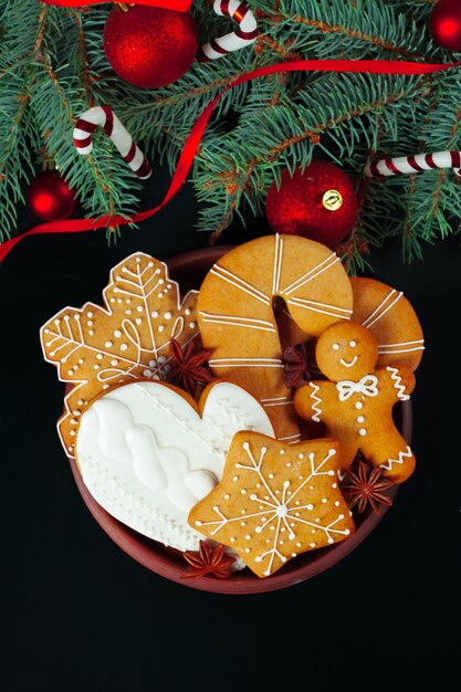 Galletas navideñas de jengibre con decoración festiva