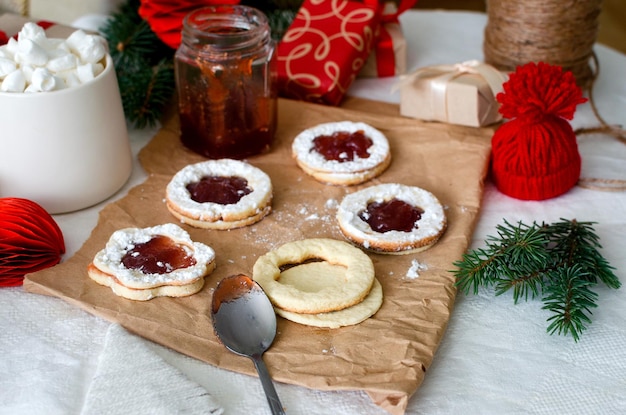 Galletas navideñas Linzer tradicionales rellenas de mermelada idea para hornear en casa