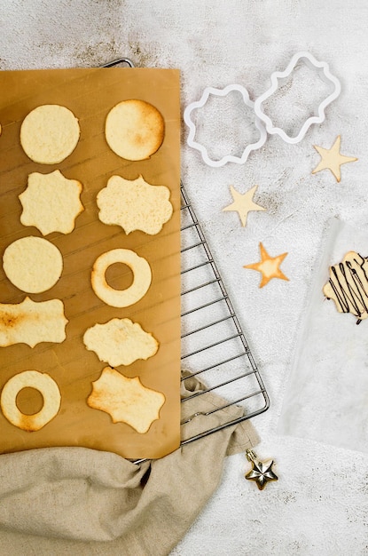 Galletas navideñas Linzer tradicionales rellenas de mermelada idea para hornear en casa