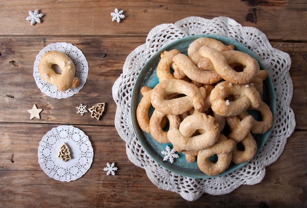 Galletas navideñas noruegas en un plato turquesa