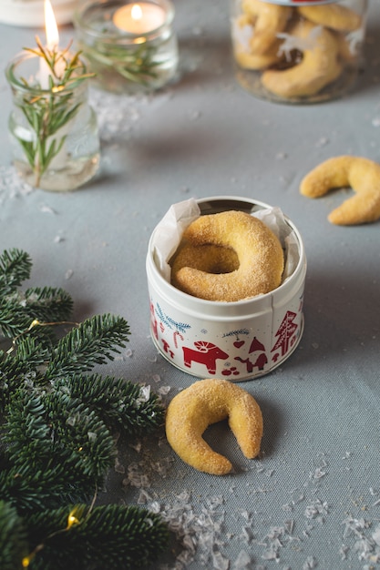 Galletas navideñas, panadería casera tradicional de Navidad con velas