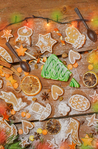 Galletas navideñas y ramas festivas abeto Feliz Navidad y Feliz Año Nuevo concepto