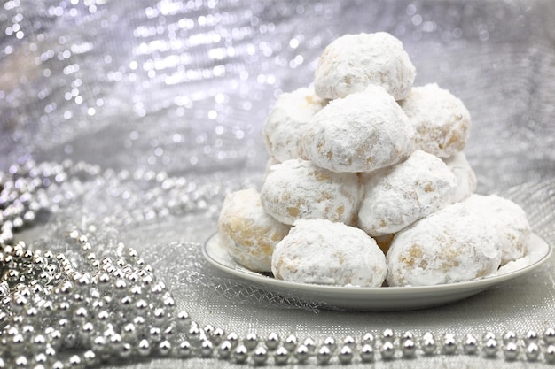 Galletas navideñas tradicionales con azúcar en polvo