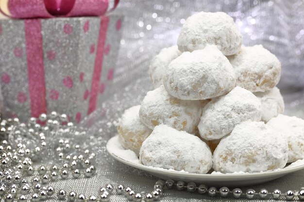 Galletas navideñas tradicionales con azúcar en polvo