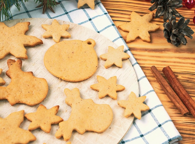 Galletas navideñas tradicionales clásicas con especias, canela, comino y jengibre.