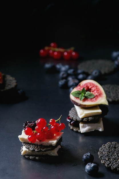 Galletas Negras Con Queso Y Bayas