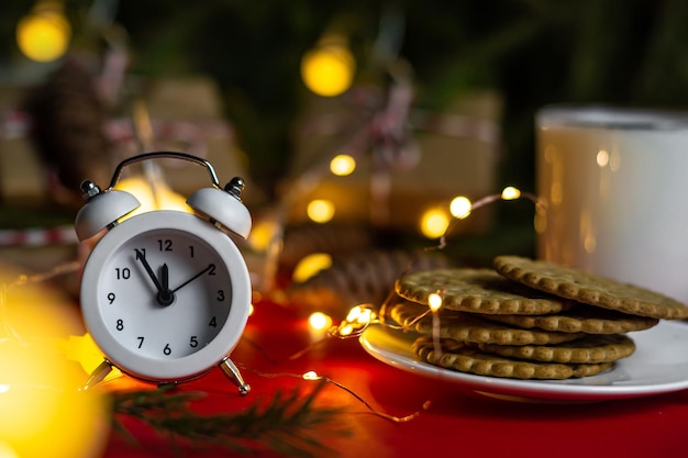 Galletas de Nochebuena y leche en un vaso para Santa Claus