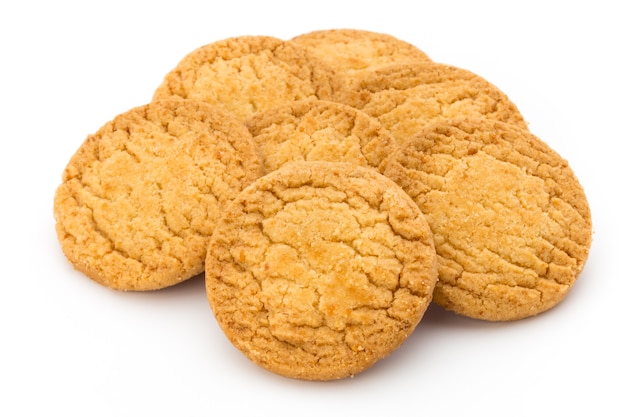 Galletas de nueces en el aislado sobre fondo blanco.