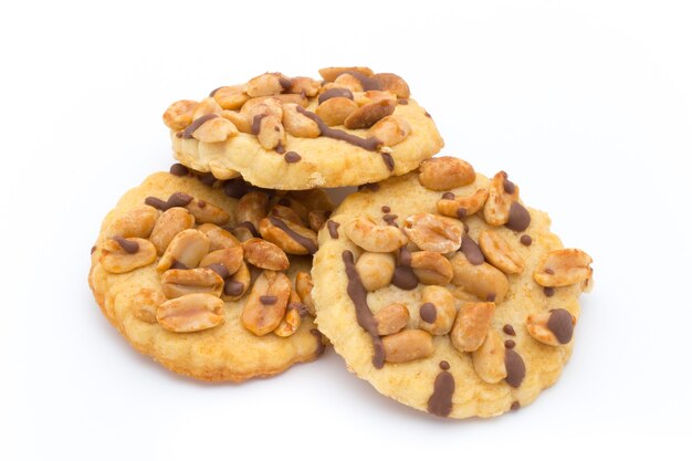 Galletas de nueces en el aislado en la superficie blanca.