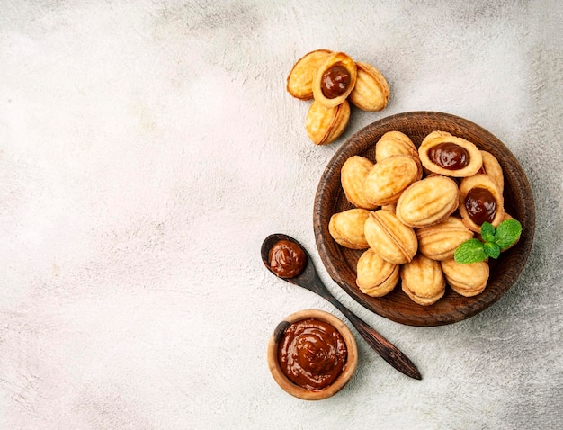 Galletas de nueces caseras con relleno de caramelo sobre fondos de hormigón. Galletas de nueces.