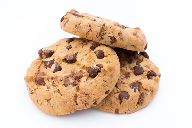 Galletas de nueces en el espacio en blanco aislado.