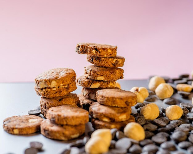 Galletas de nueces y gotas de chocolate sobre un fondo gris Copiar espacio