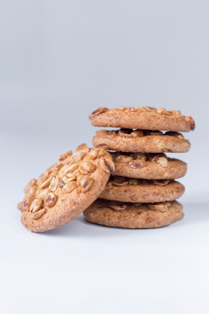 Galletas con nueces en una pared blanca, deliciosas galletas en una pared blanca