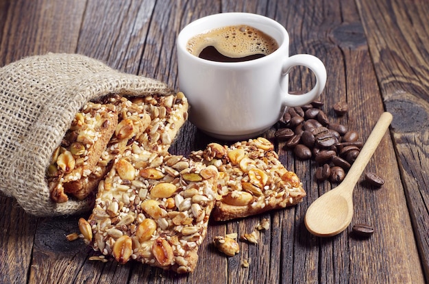 Galletas con nueces en saco y café