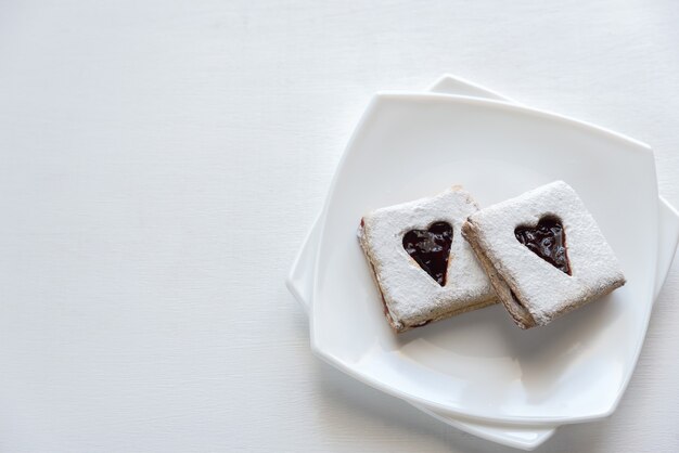 Galletas de nuez con relleno de cereza