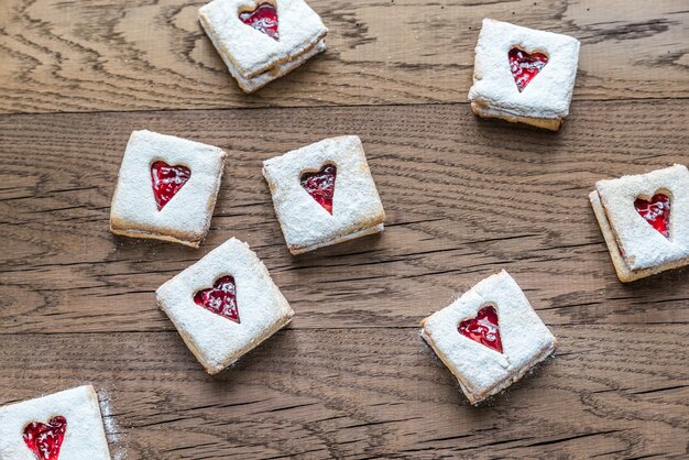 Galletas de nuez con relleno de cereza