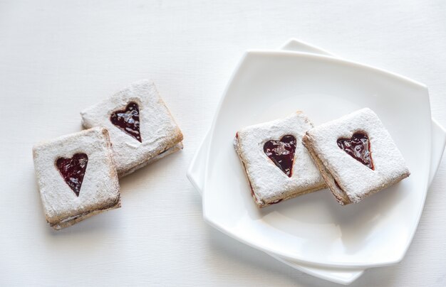 Galletas de nuez con relleno de cereza