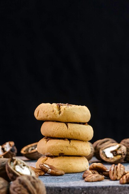 Galletas de nuez sobre un fondo negro