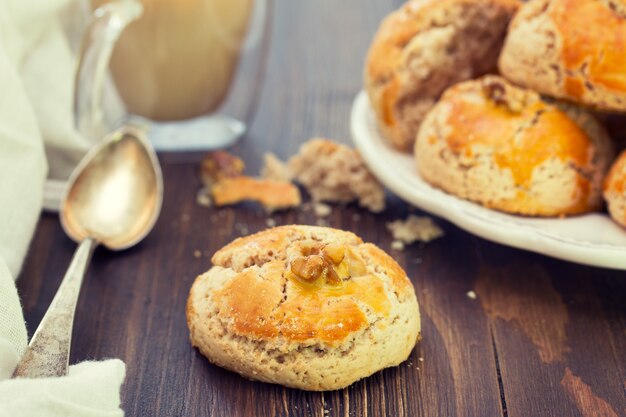 Galletas de nuez sobre superficie de madera marrón