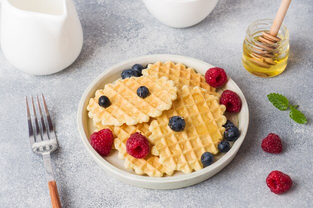 Galletas onduladas con frambuesas y arándanos frescos