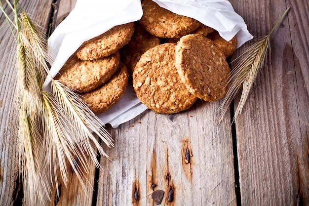 Galletas y orejas crujientes de cereal.