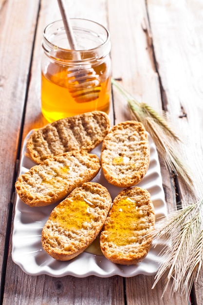 Galletas, orejas y miel.