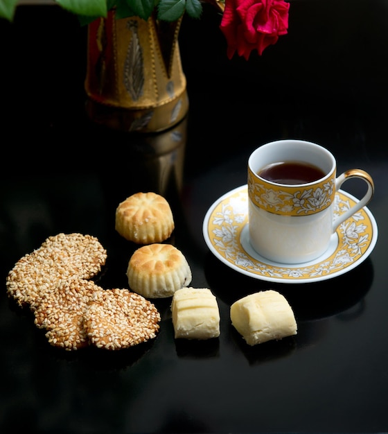 Galletas orientales y taza de té