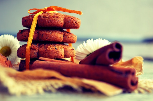 Galletas con palitos de canela sobre un fondo de madera