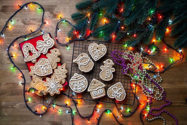 Foto las galletas de pan de jengibre caseras de navidad en una mesa de madera