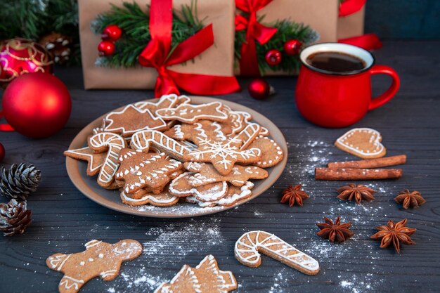 Galletas de pan de jengibre caseras tradicionales y una taza de café entre la decoración navideña ambiente navideño atmósfera navideña