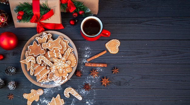 Galletas de pan de jengibre caseras tradicionales y una taza de café entre la decoración navideña ambiente navideño atmósfera navideña