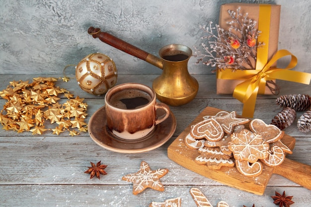 Foto galletas de pan de jengibre caseras tradicionales una taza de café y decoración navideña en una mesa de madera estado de ánimo navideño