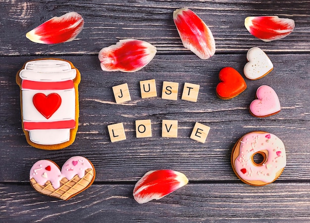 Foto galletas de pan de jengibre para el día de san valentín en forma de una taza de corazones de café y una rosquilla