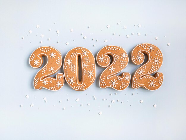 Galletas de pan de jengibre en forma de números pan de jenger año nuevo 2022 sobre fondo azul