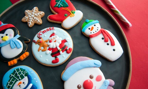 Foto galletas de pan de jengibre multicolores durante la navidad en el plato