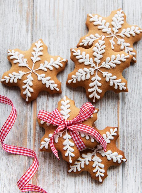 Las galletas de pan de jengibre de Navidad en un fondo de madera blanca son deliciosas panes de jengebre de Navidad caseros.