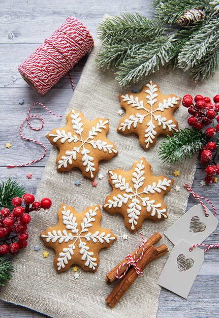 Las galletas de pan de jengibre de Navidad en un fondo oscuro son deliciosas panes de jengebre de Navidad caseras.