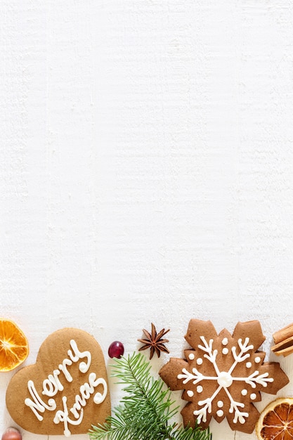 Galletas de pan de jengibre en la superficie blanca de Navidad con espacio de copia