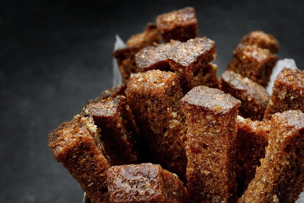 Galletas de pan oscuro con ajo sobre un fondo oscuro
