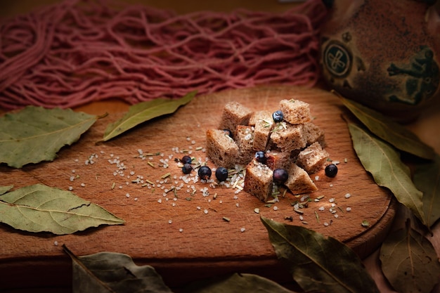 Galletas de pan y sal y laurel sobre fondo de madera