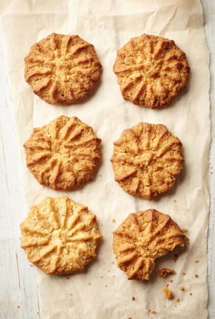 Galletas en un papel pergamino