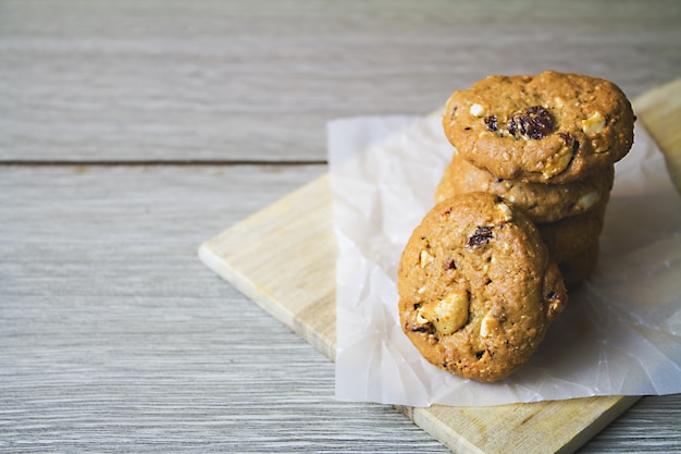 Galletas en papel. Piso de madera