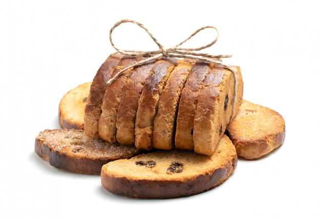 Galletas de pasas atadas con una cuerda aislado sobre un fondo blanco.