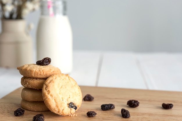 Galletas de pasas de avena en placa de madera